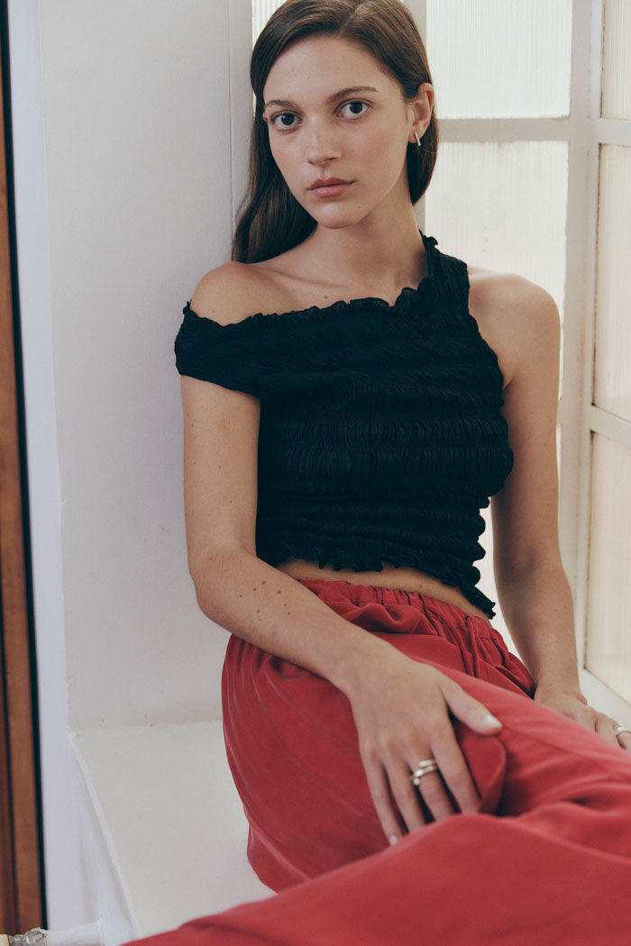 Load image into Gallery viewer, GATHERED TOP - BLACK