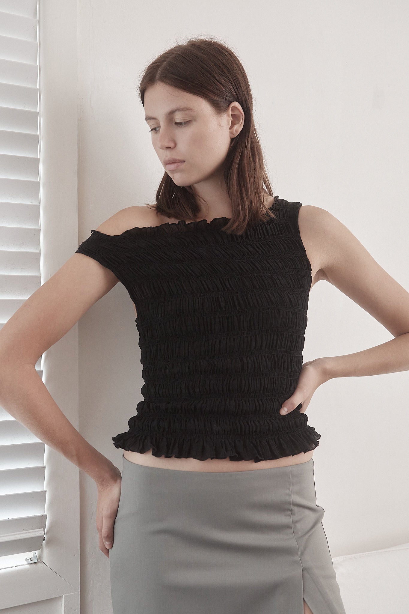 Load image into Gallery viewer, GATHERED TOP - BLACK